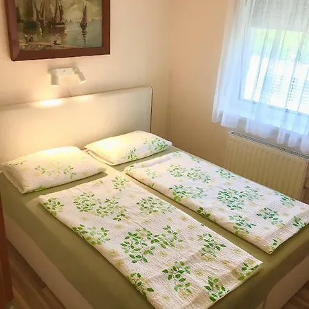 Apartment Aranypart Apartman *